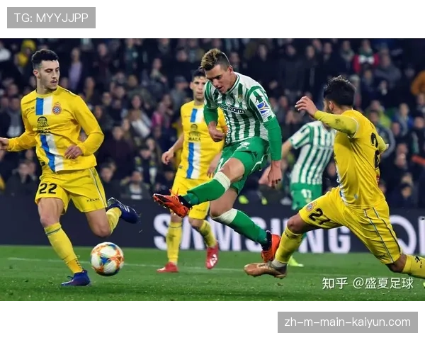 比利亚雷亚尔与贝蒂斯上演欧冠资格卡位战，战术博弈成焦点